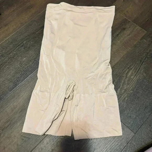 NWOT SPANX OnCore High-Waisted Mid-Thigh Short S - Picture 6 of 8